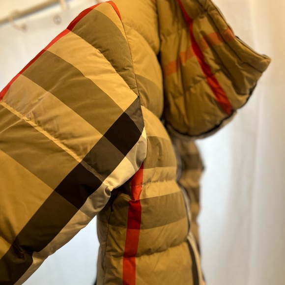 Authentic Burberry Puffer jacket Size: M
Gently used minimal signs of wear - Picture 5 of 8